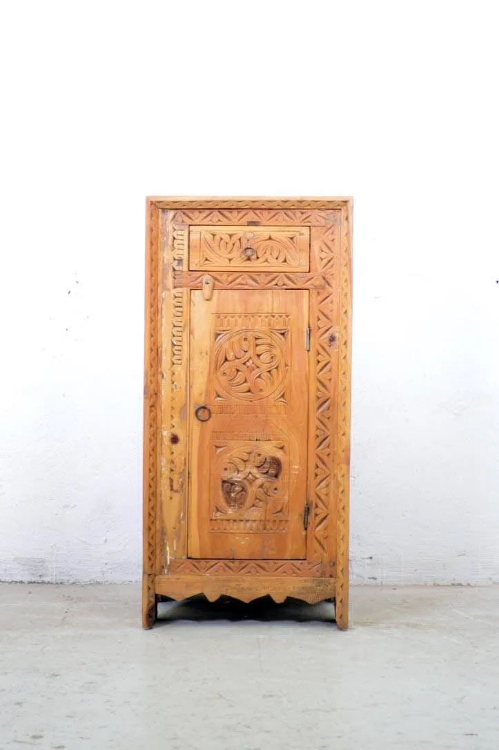 Vecchia credenza afghana in cedro intagliato