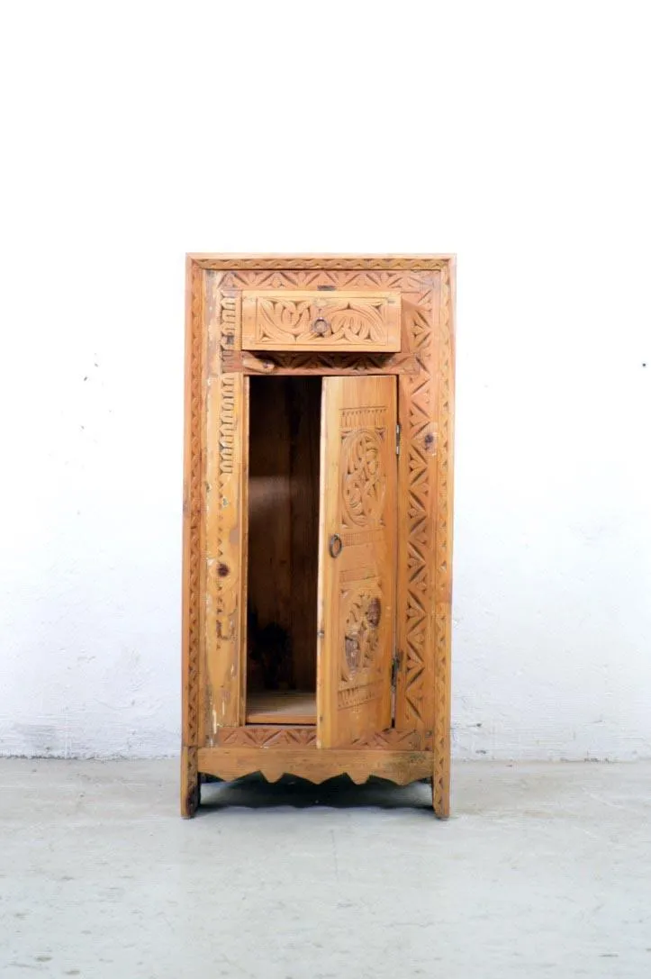 Vecchia credenza afghana in cedro intagliato