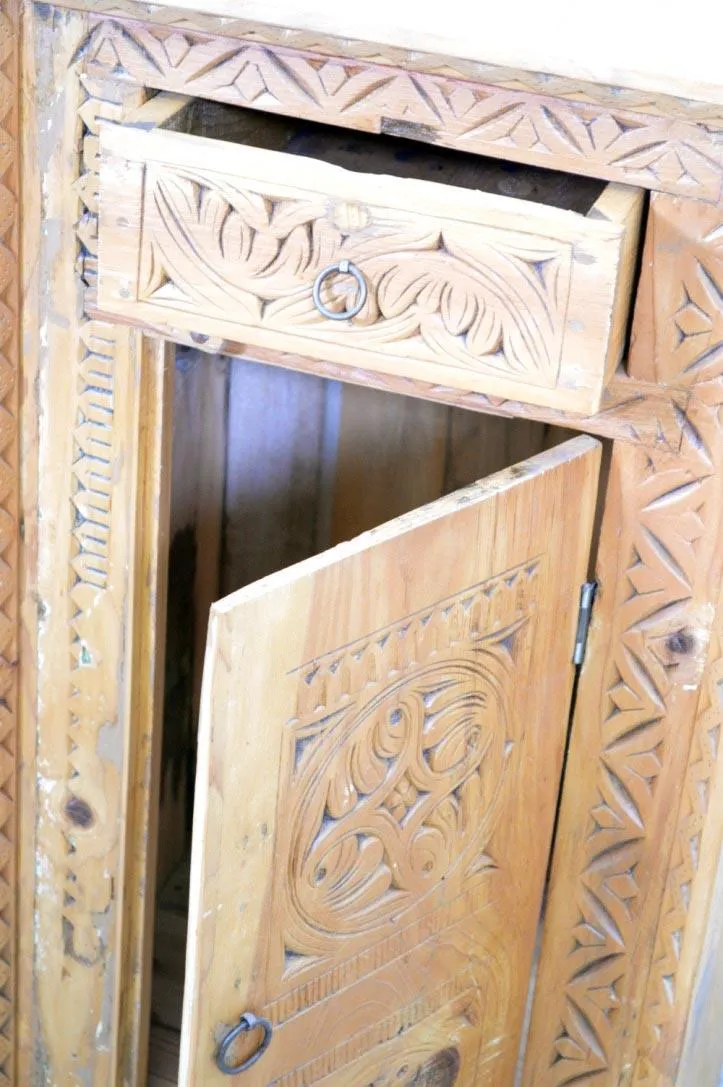 Vecchia credenza afghana in cedro intagliato