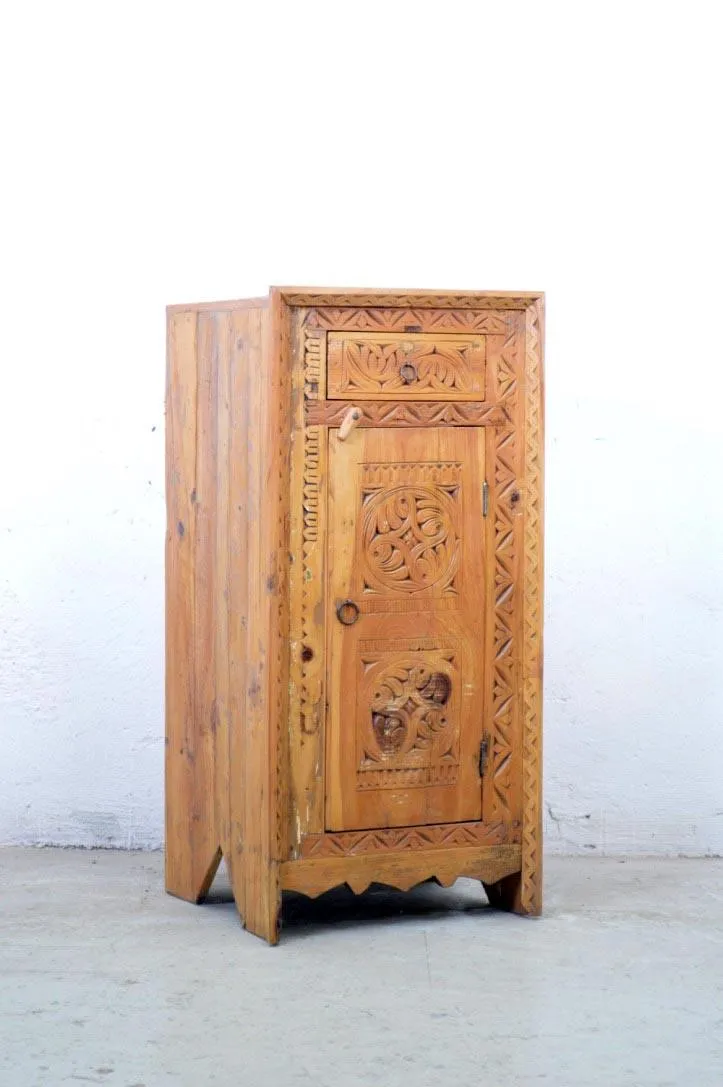 Vecchia credenza afghana in cedro intagliato